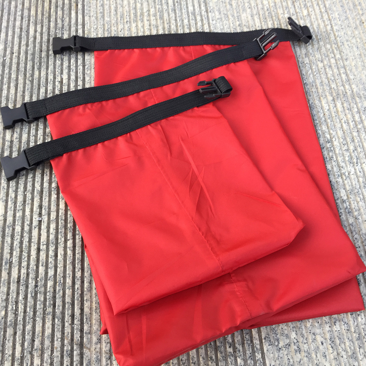 3個入り、防水仕様のドライバッグ。ナイロン製で、ロールトップ - Fishing Bag Waterproof のレビューと価格